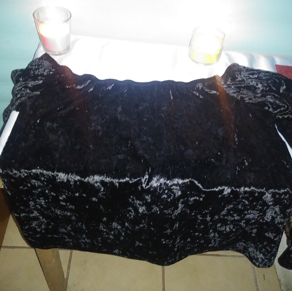 A black velvet shirt - Picture 2 of 2